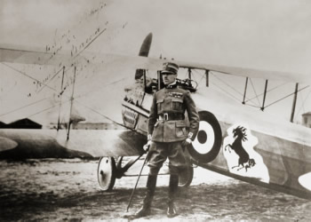 Francesco Baracca accanto al suo caccia SPAD S.XIII.