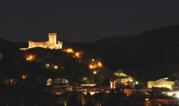 Brisighella illuminata di notte [Foto Silvano Cantoni]