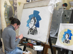 Studentessa del Liceo Artistico Nervi-Severini al lavoro sul cippo