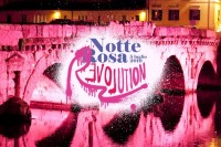 Ponte Tiberio illuminato di rosa