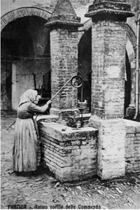 Una vecchia cartolina con l’antico cortile della Commenda